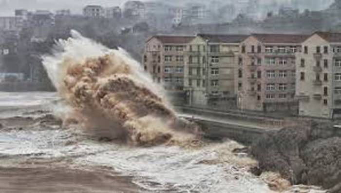 Из-за тайфуна «Лекима» в Китае переселяют миллионы людей
