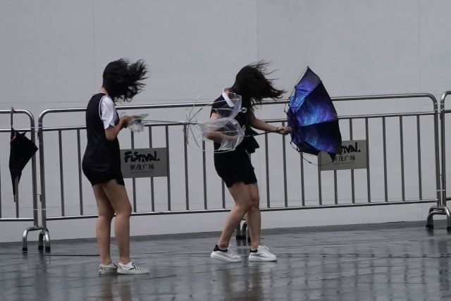 СМИ: в Китае жертвами тайфуна "Лекима" стали 13 человек
