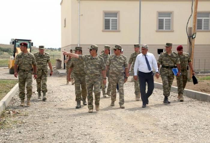 Министр обороны Азербайджана посетил строящиеся объекты в прифронтовой зоне - ФОТО