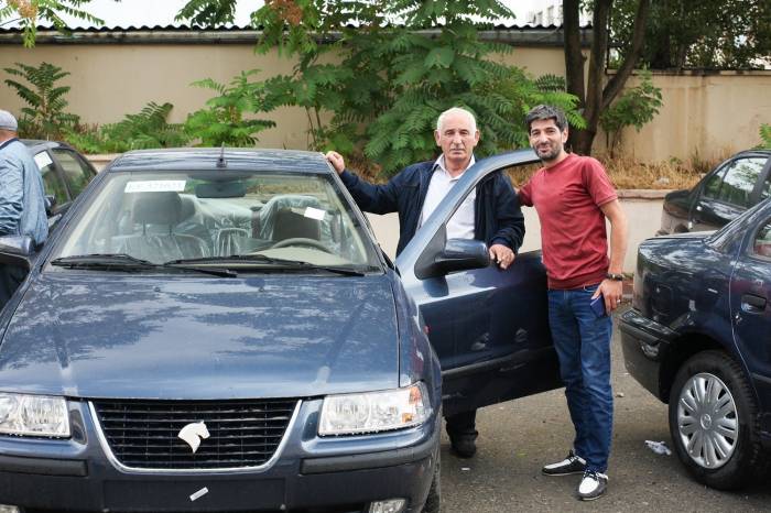 Минтруда передало инвалидам Карабахской войны еще 50 автомобилей