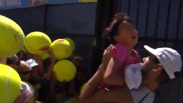 Рафаэль Надаль спас малыша, которого едва не затоптала толпа - ВИДЕО