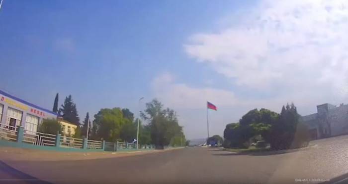 Противоречия в знаках на дороге Баку-Газах создают опасность для водителей - ВИДЕО