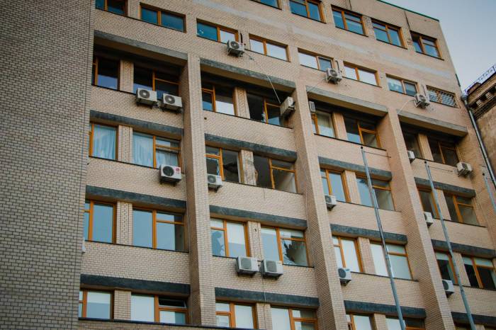 В центре Киева здание обстреляли из гранатомета