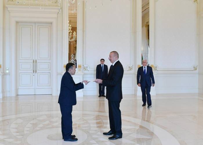 Ильхам Алиев принял верительные грамоты новых послов Омана и Лаоса - ФОТО