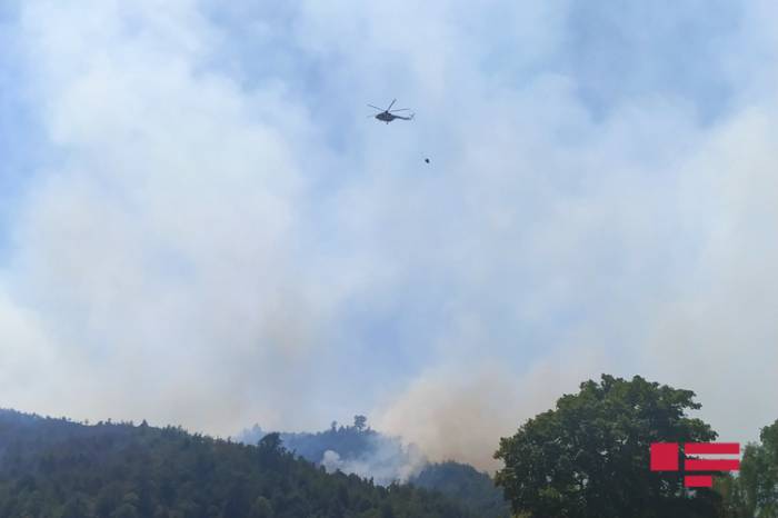 Пожар в Агсу, к тушению огня привлечен вертолет