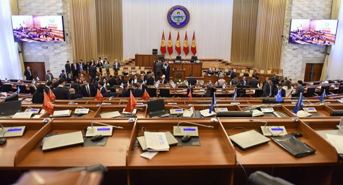 В Кыргызстане призвали ввести в стране чрезвычайное положение