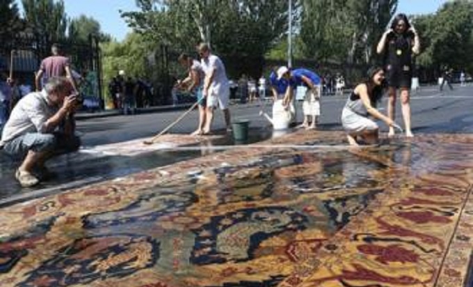 В Ереване мытье ковров перед парламентом обошлось налогоплательщикам в 17 тыс манатов