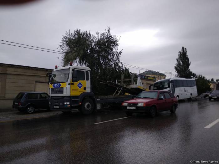 В Баку произошла цепная авария с участием автобусов 