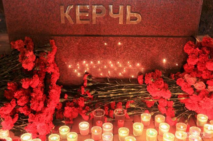 Строители начали установку памятного знака жертвам трагедии в Керчи
