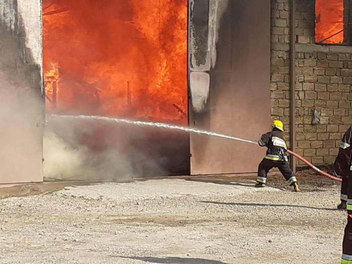 Сильный пожар в доме торжеств в Сумгайыте 