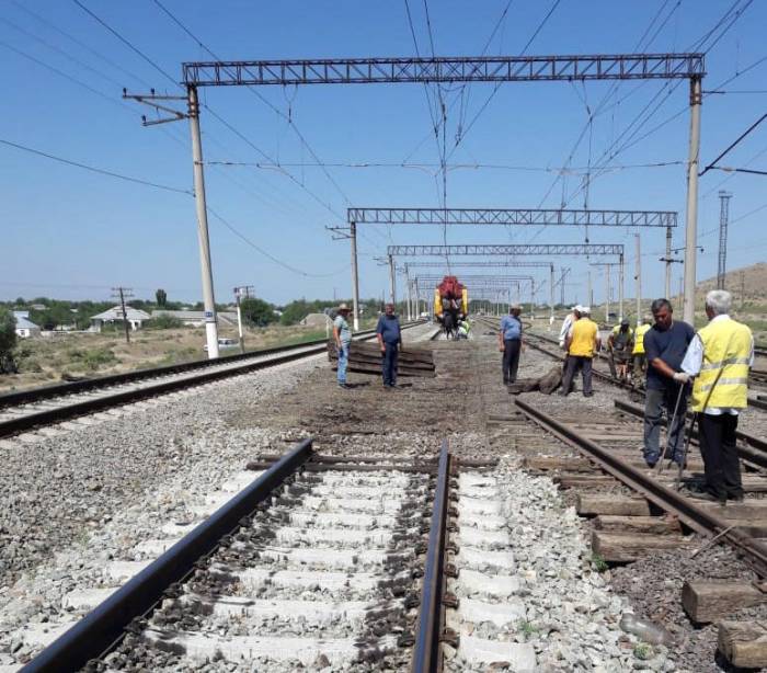 На железных дорогах Азербайджана продолжается установка новых "стрелок"