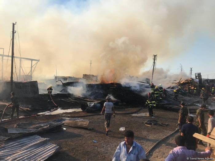 В результате пожара на рынке древесины в Баку пострадало шесть человек
