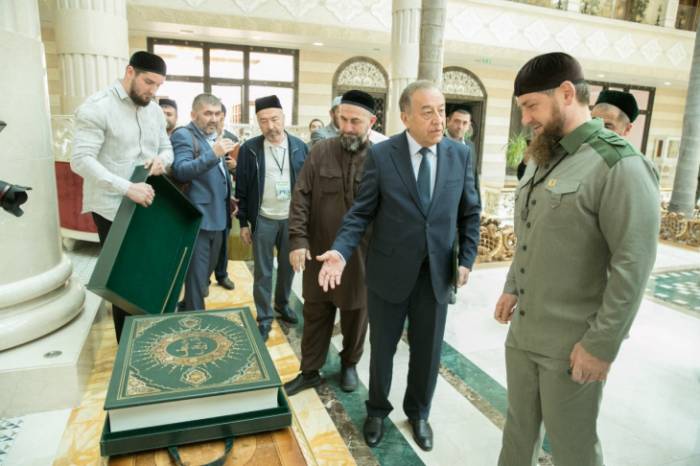Узбекистан передал в дар Рамзану Кадырову копию древнейшей рукописи Корана
