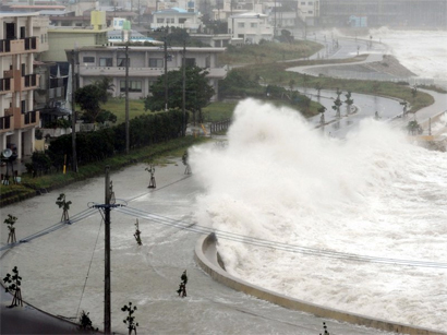 В Китае более 85 тыс. человек оказались в зоне бедствия из-за тайфуна "Лекима"
