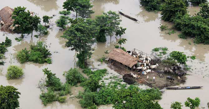 На севере Индии эвакуировали более 1 тыс. туристов из-за наводнений
