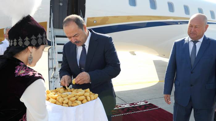 Премьер-министр Узбекистана прибыл в Кыргызстан