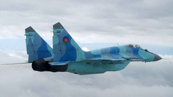 МиГ-29 ВВС Азербайджана разрушился от удара о воду, поиски пилота продолжаются

