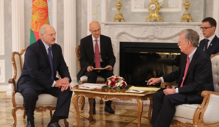 Лукашенко предложил Болтону обсудить вопросы белорусско-американских отношений