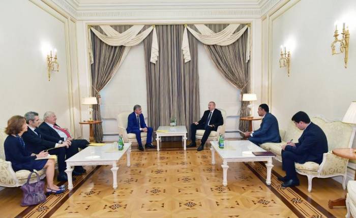 Президент Ильхам Алиев принял делегацию Сената Франции