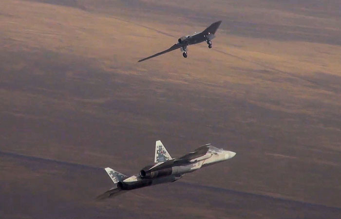 Истребитель Су-57 впервые совершил полет с ударным беспилотником «Охотник»