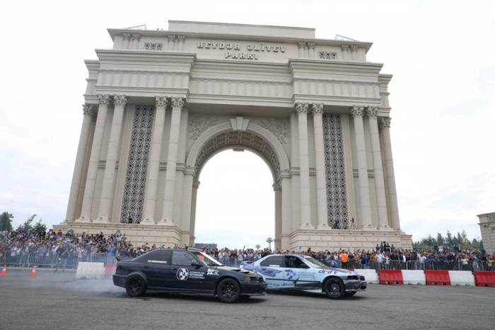 В Гяндже прошло шоу и соревнования спортивных автомобилей