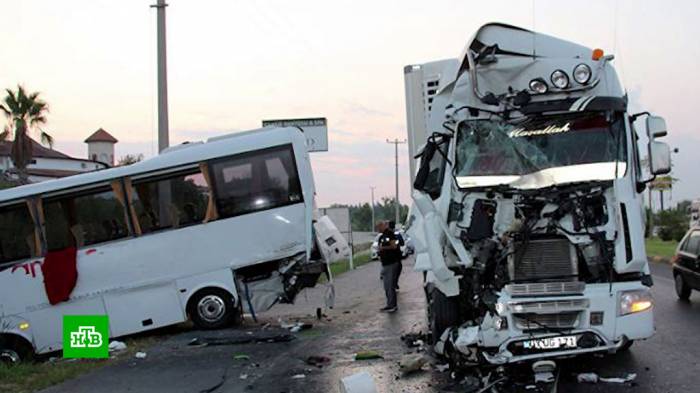 Восемь россиян остаются в больницах Турции после ДТП с автобусом в Анталье