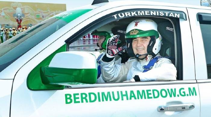 Президент Туркменистана заказал российский кабриолет Aurus Senat
