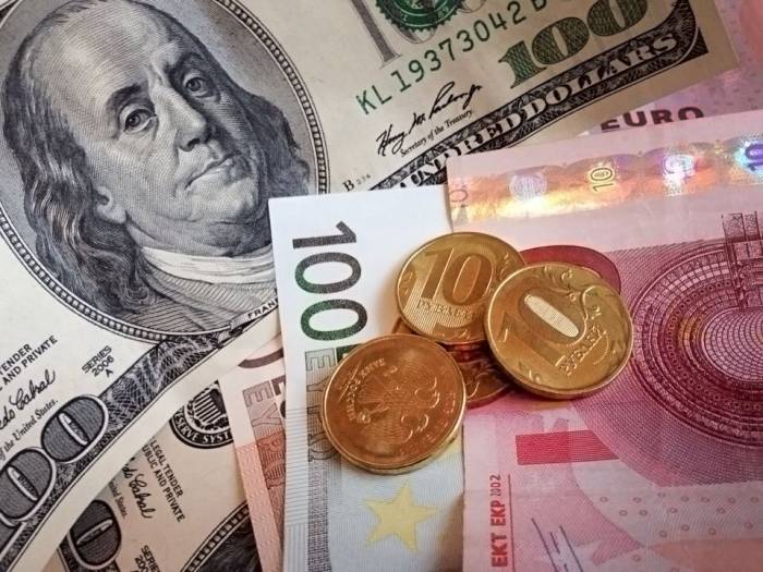 Белорусский рубль ослаб к трем основным валютам