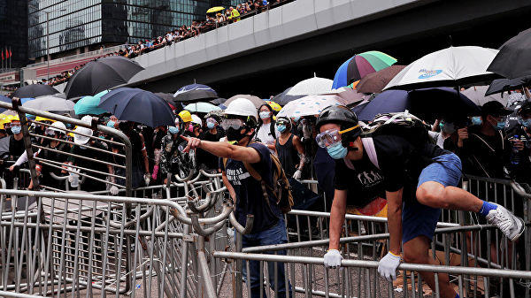 В Гонконге 25 человек пострадали на акциях протеста
