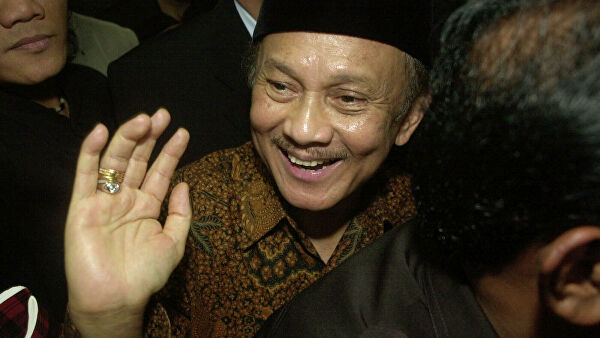 Умер президент Индонезии
