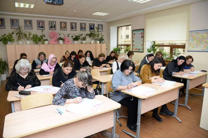 В Азербайджане для учителей начальных классов будет проведено итоговое оценивание

