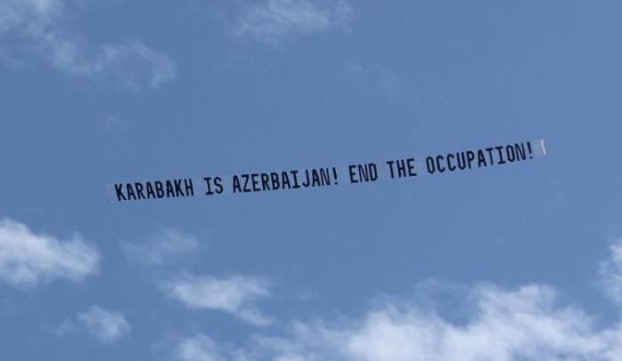 Во время визита Пашиняна в небе над Лос-Анджелесом кружили самолеты с транспарантами «Карабах - это Азербайджан! Положить конец оккупации!»
