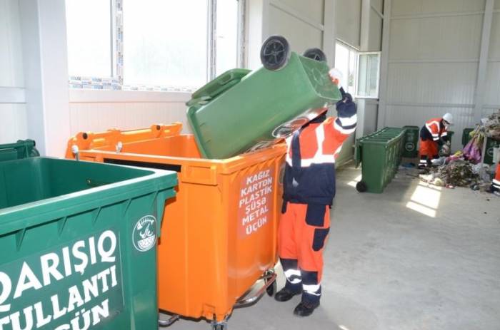 В Баку идет реализация пилотного проекта по регулированию бытовых отходов - ФОТО
