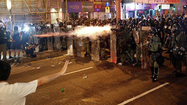 Гонконгская полиция распылила слезоточивый газ во время протестов