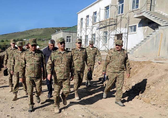 Закир Гасанов посетил воинские части в прифронтовой зоне, где продолжаются строительные работы