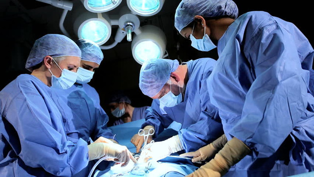 Азербайджанский врач удалил иглу, забытую в горле пациентки десять лет назад - ВИДЕО