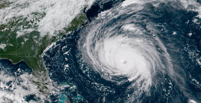 Ураган "Лоренцо" в Атлантическом океане усилился до пятой категории
