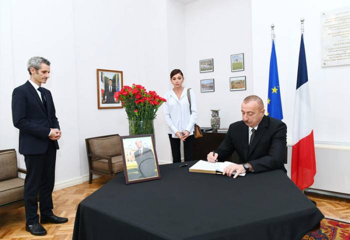 Ильхам Алиев и  Мехрибан Алиева посетили посольство Франции и выразили соболезнования в связи с кончиной Жака Ширака