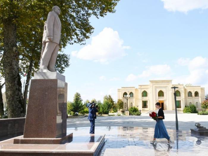 Мехрибан Алиева посетила памятник великому лидеру Гейдару Алиеву в Исмаиллы - ФОТО