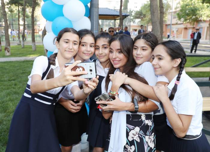 Лейла Алиева приняла участие в открытии очередного двора в Баку - ФОТО
