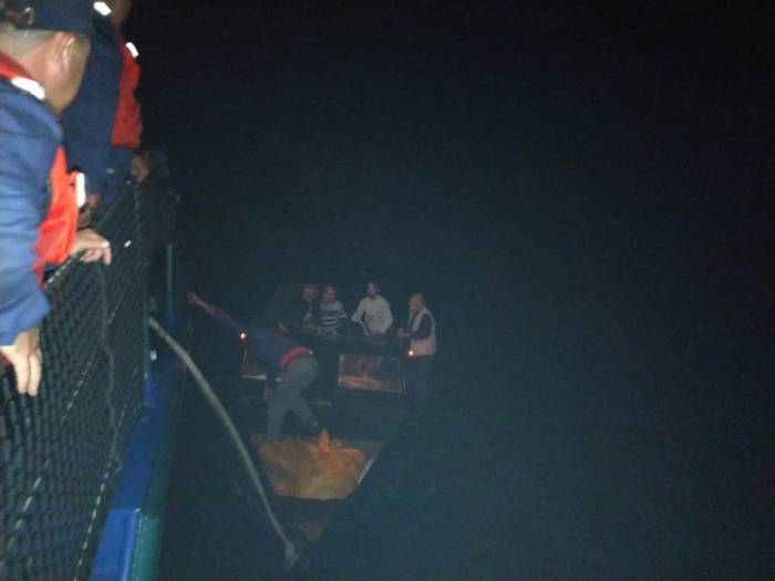 ГПС: Спасены трое из пропавших на Каспии четверых рыбаков
