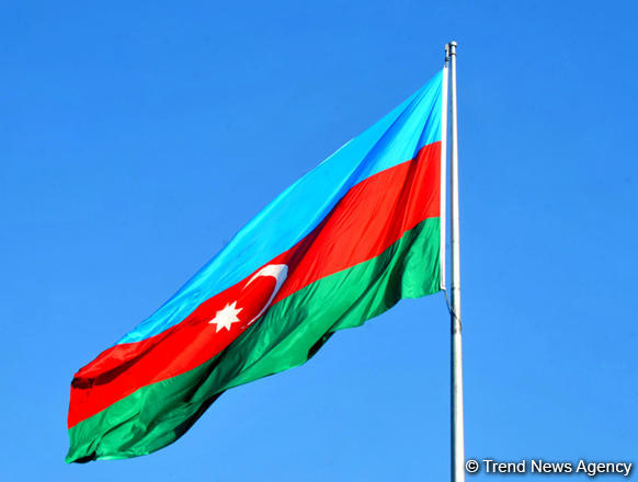 В Азербайджане приняты изменения в законе "О государственном флаге"

