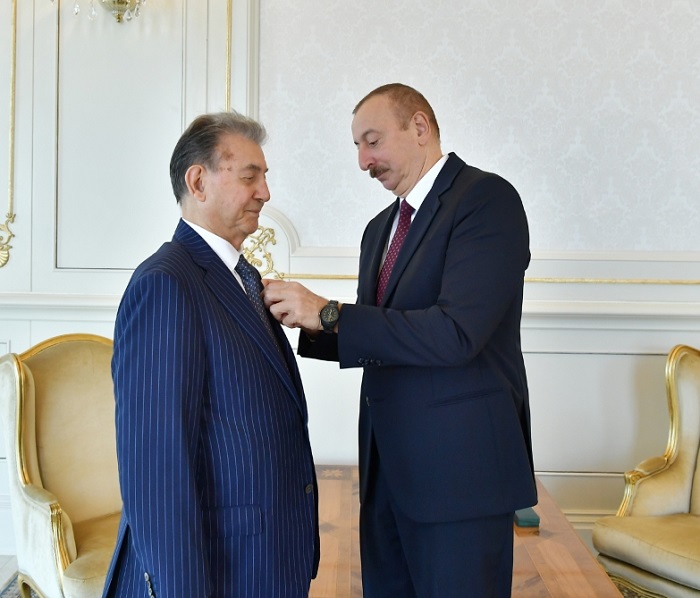 Ильхам Алиев  вручил Акифу Ализаде орден «Эмек» - ФОТО