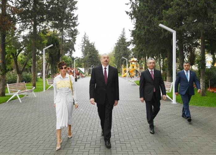 Ильхам Алиев и Мехрибан Алиева посетили парк на проспекте Ататюрка - ФОТО