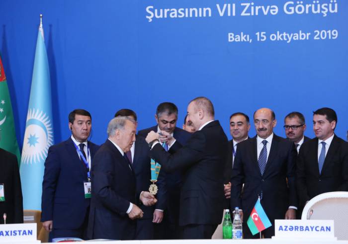 Нурсултан Назарбаев награжден высшим орденом тюркского мира

