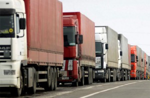 На кыргызско-казахской границе скопилось более 100 грузовых машин
