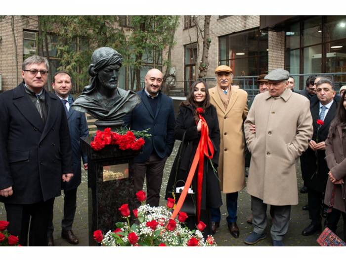 Лейла Алиева на открытии памятника Имадеддину Насими в Москве - ФОТО