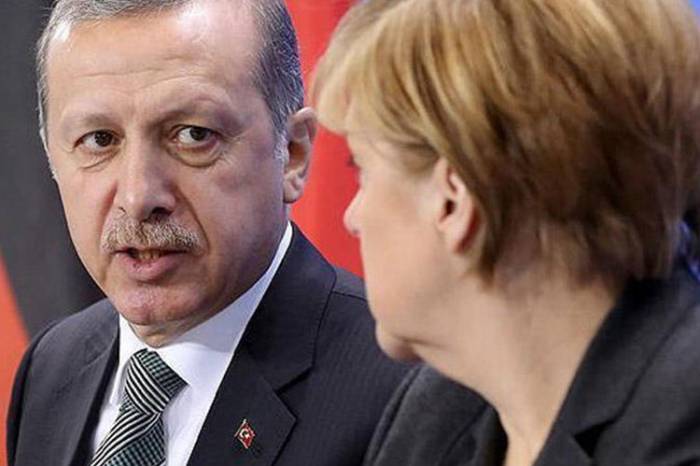 Эрдоган и Меркель обсудили по телефону ситуацию на северо-востоке Сирии