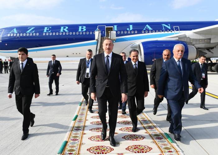 Ильхам Алиев прибыл с рабочим визитом в Туркменистан - ФОТО