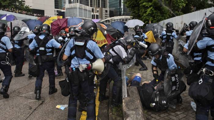 В Гонконге полиция применила водомет для разгона протестующих